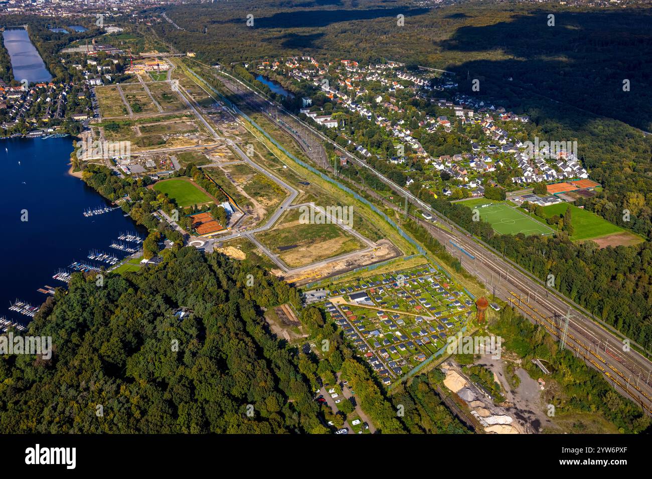 Luftaufnahme, Baustelle des ehemaligen Rangierbahnhofs Wedau für das neue Duisburger Wohnquartier auf der Sechs-Seen-Platte, Blick auf die di Stockfoto