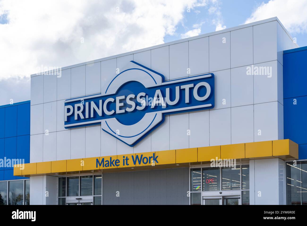 Nahaufnahme des Prinzessin Auto-Logos auf dem Gebäude in Ottawa, Ontario, Kanada. Stockfoto