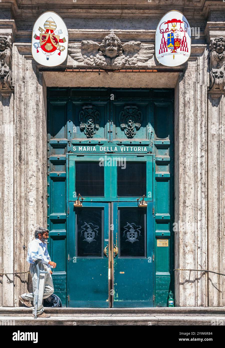 Rom, Italien, 22. Juli 2017, der markante Eingang von Santa Maria della Vittoria lädt Besucher ein, seine reiche Geschichte und atemberaubende Architektur zu erkunden Stockfoto