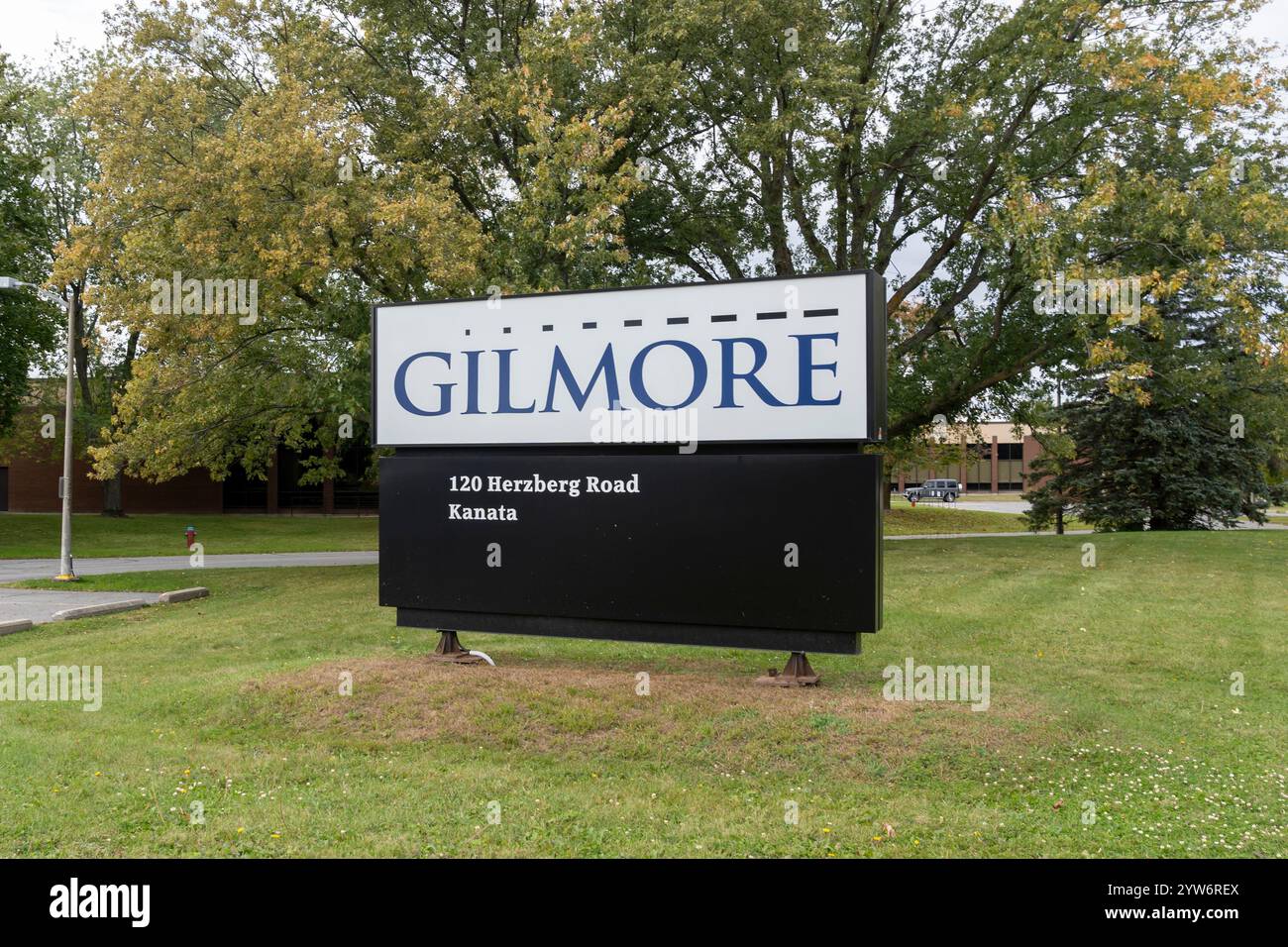 Kanata, ON, Kanada - 15. Oktober 2023: Die Beschilderung vor dem Hauptsitz von Gilmore Global Logistics Services Inc. In Kanata, ON, Kanada. Stockfoto