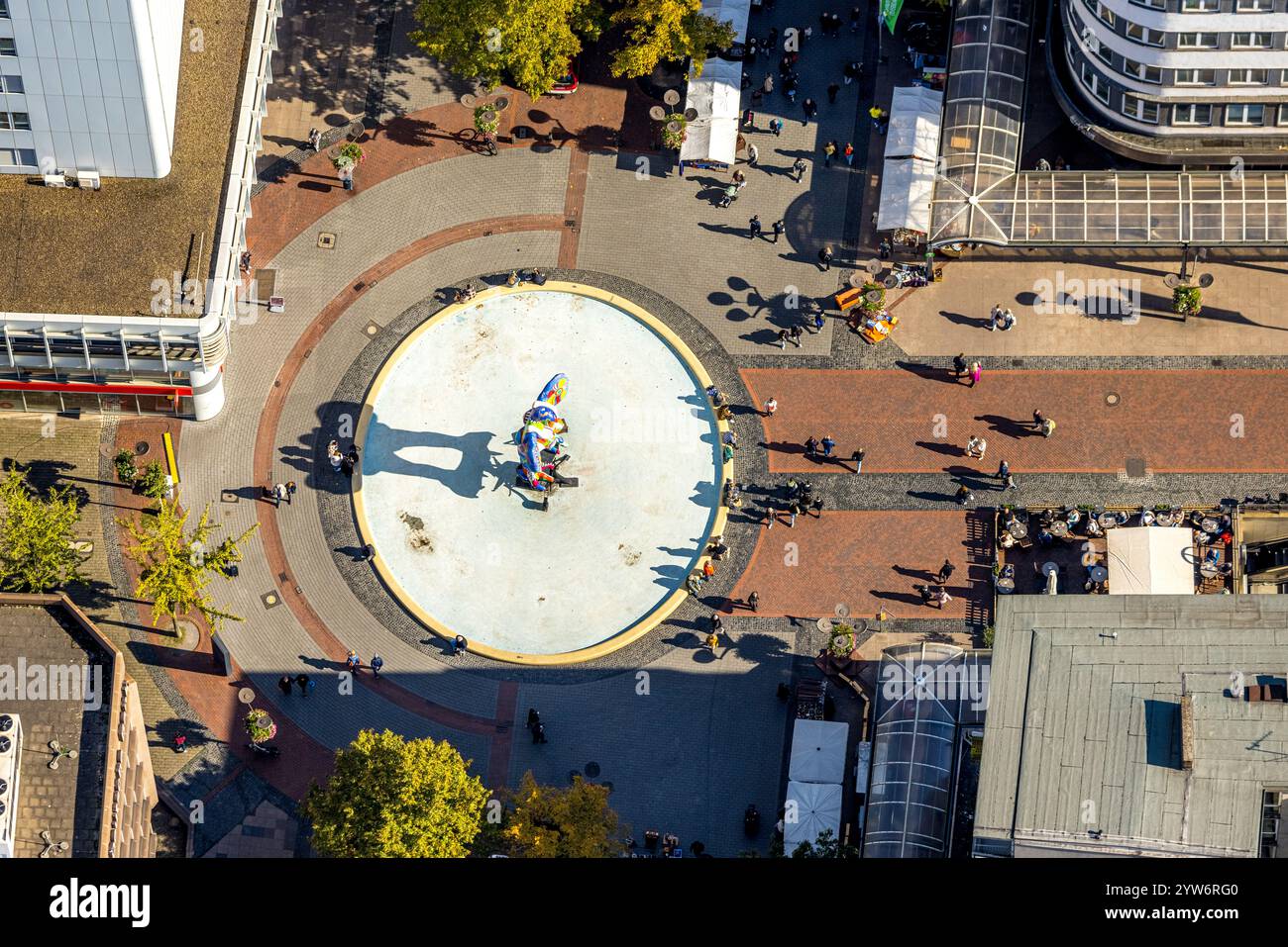 Luftaufnahme, lebensrettende Brunnenplastik des Künstlerpaares Niki de Saint Phalle und Jean Tinguely, Fußgängerzone Königstraße, Brunnenmeile in t Stockfoto