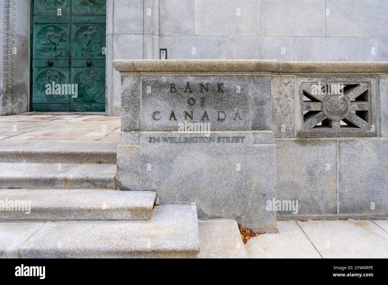Das Schild der Bank of Canada am Gebäude des Hauptsitzes entlang der Wellington Street, Ottawa, Kanada Stockfoto