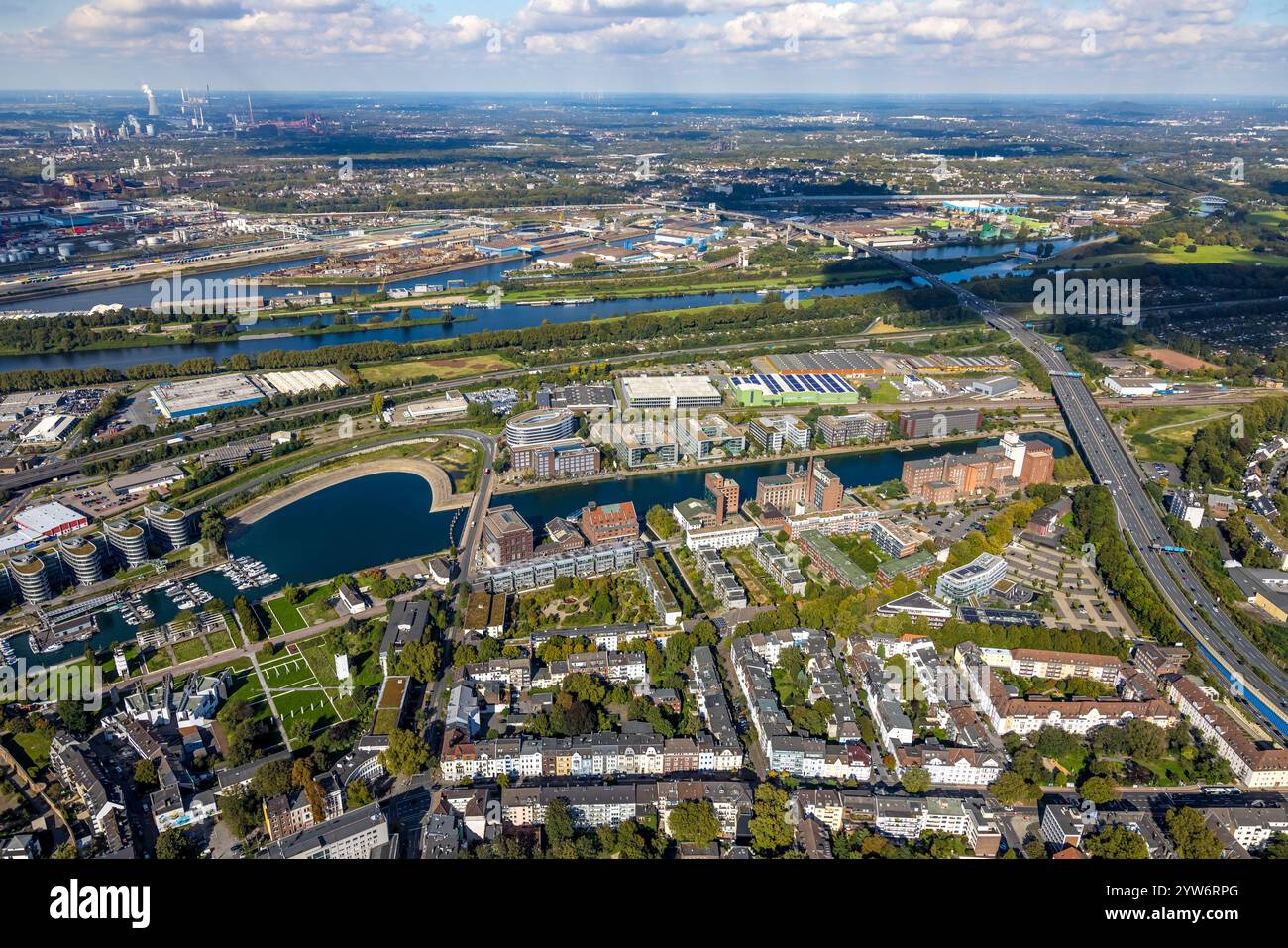 Aus der Vogelperspektive, Innenhafen Holzhafen The Curve mit fünf Booten Geschäftshäuser und Jachthafen, Küppersmühle Museum, oberhalb des Duisburger Hafens Ruhr Stockfoto