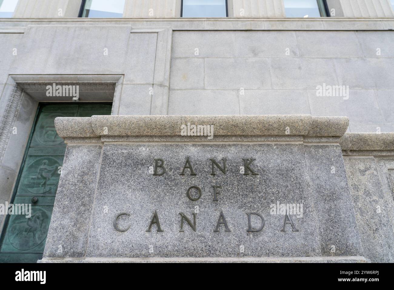 Das Schild der Bank of Canada am Gebäude des Hauptsitzes entlang der Wellington Street, Ottawa, Kanada Stockfoto
