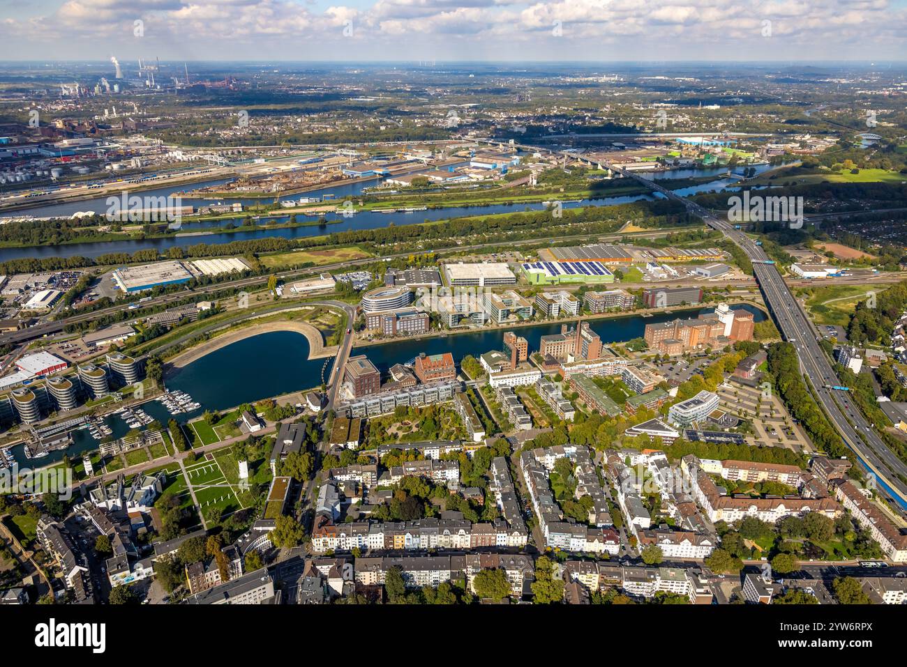 Aus der Vogelperspektive, Innenhafen Holzhafen The Curve mit fünf Booten Geschäftshäuser und Jachthafen, Küppersmühle Museum, oberhalb des Duisburger Hafens Ruhr Stockfoto