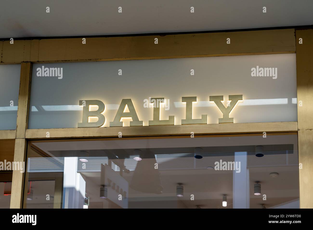 Nahaufnahme des Bally-Logoschildes in ihrem Geschäft in einem Einkaufszentrum in Waikiki, Hawaii. Stockfoto