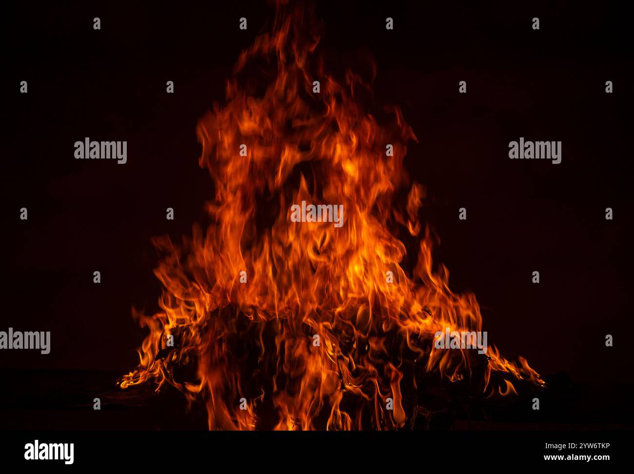 Feuerflammenstruktur für Bannerhintergrund. Brennende Feuerlichter. Brennende große Flamme. Flammen überlagern den Hintergrund Stockfoto