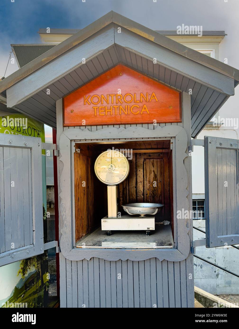 Ljubljana, Slowenien - 28. Juni 2024: Öffentliche Wiegestation für Kleinteile für alle auf dem zentralen öffentlichen Markt Stockfoto