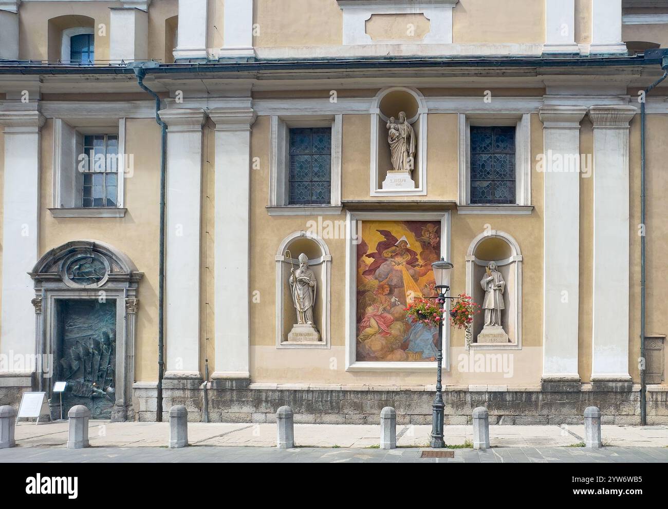 Ljubljana, Slowenien - 28. Juni 2024: Kunst an der Südfassade der Kathedrale St. Nikolaus. Gemälde von Erzengel Gabriel, der Maria erzählt, dass der Heilige Geist im ist Stockfoto