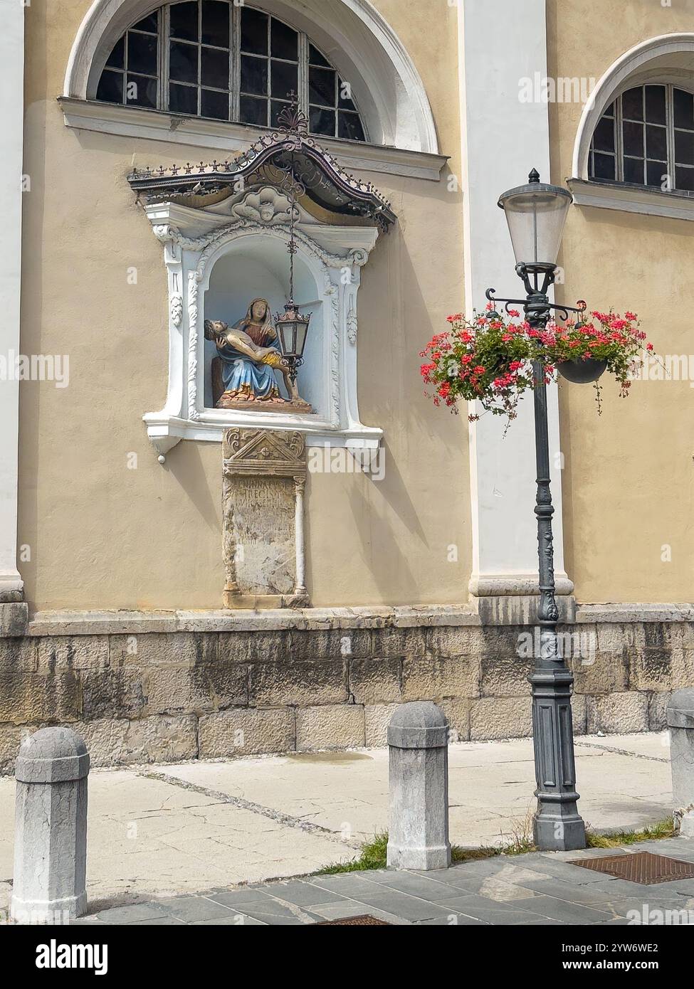 Ljubljana, Slowenien - 28. Juni 2024: Gotische Pieta-Statue in Nische an der Südfassade der Kathedrale St. Nikolaus. Stockfoto