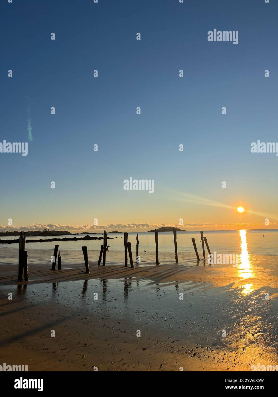 Wintersonnenaufgang Mit Reflexion Am Sandstrand - Smartphone-aufgenommenes Stockfoto