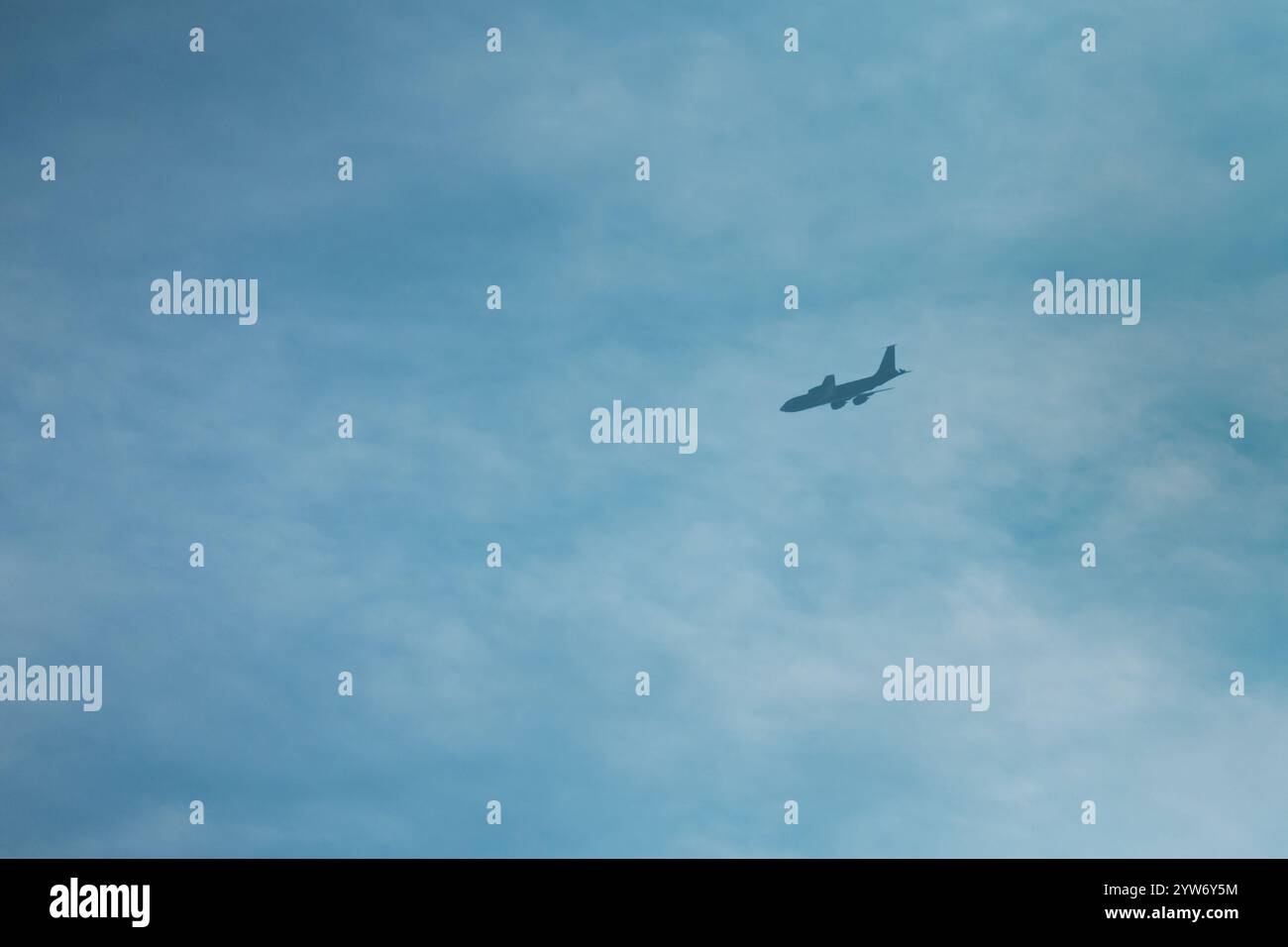 Silhouette eines Tankers der Air Force bei trübem Himmel Stockfoto