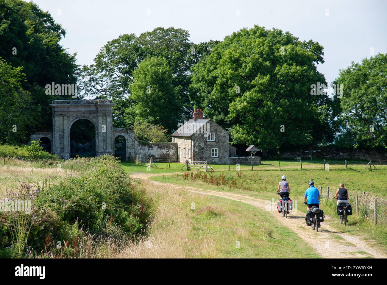 Radfahrer und Ackerland auf der Isle of Wight Stockfoto