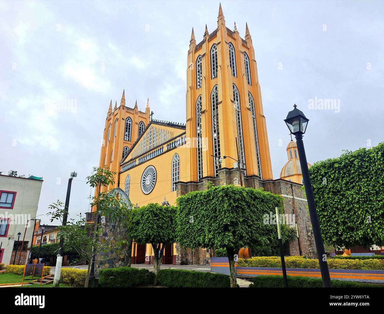 Pfarrei San Juan Bautista vor den Gärten der plaza im Zentrum der magischen Stadt Xicotepec Puebla Mexiko Stockfoto