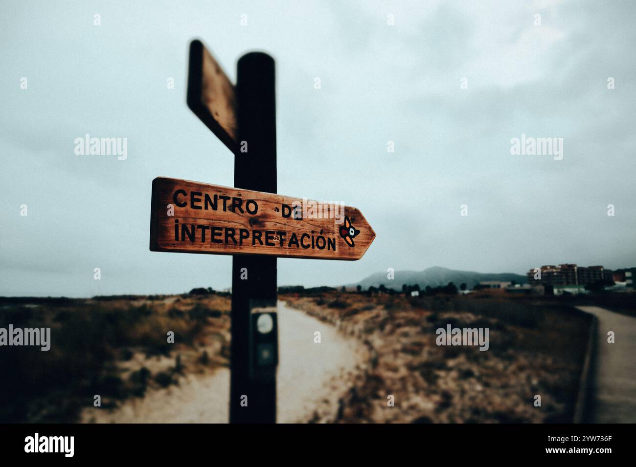 Oropesa Del Mar, Spanien 1. Februar 2024 Holzzeiger Text „Centro de Interpretación“. Dolmetschzentrum zur Erhaltung des lokalen kulturellen Erbes. Stockfoto