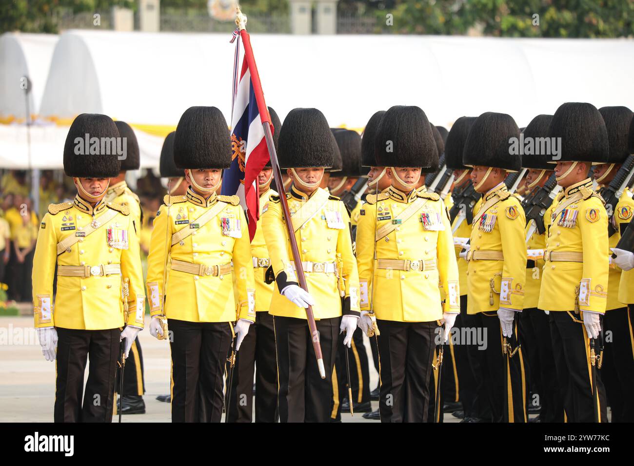 Bangkok, Thailand. Dezember 2024. Seine Majestät König Maha Vajiralongkorn Bodindradebayavarangkun leitete die Parade und Eid-Ablegung der Kaisergarde anlässlich des 6. Jahrestages seiner Majestät des Königs am 28. Juli 2024. An der Zeremonie nahmen Mitglieder der Königlichen Familie, des Geheimrats, des Premierministers, des Kabinetts, der hochrangigen Militärs, Botschafter und stellvertretende Militärattachés aus allen Ländern am Royal Plaza auf dem Gelände des Dusit Palace. Bei dieser Gelegenheit führte General Ihre Majestät Königin Suthida Bajrasudhabimalakshana die Parade an Stockfoto