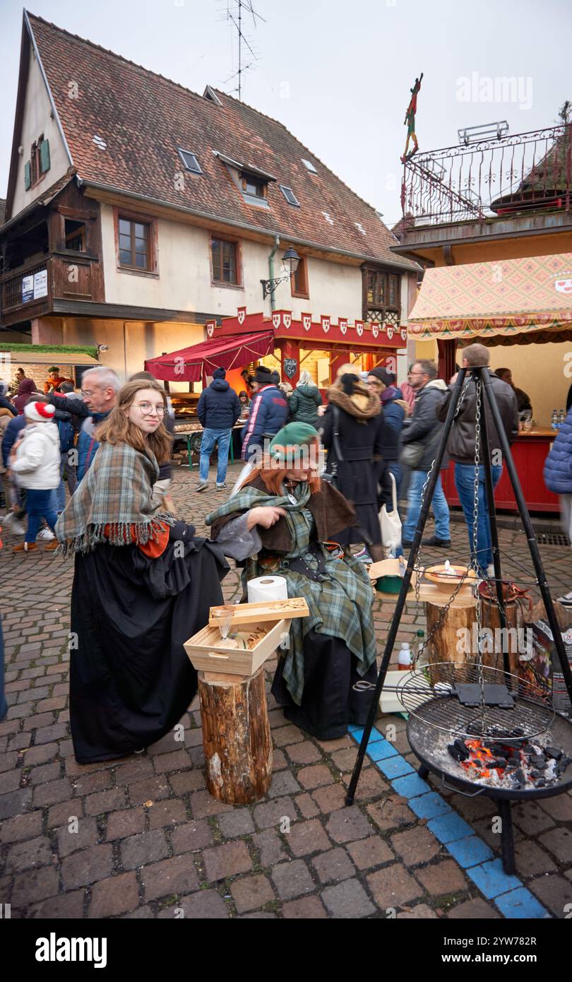 Ribeauville, Elsass, Frankreich - 08. Dezember 2024: Einheimische und Touristen genießen die Weihnachtszeit im historischen Viertel Ribeauville, Elsass, Franc Stockfoto