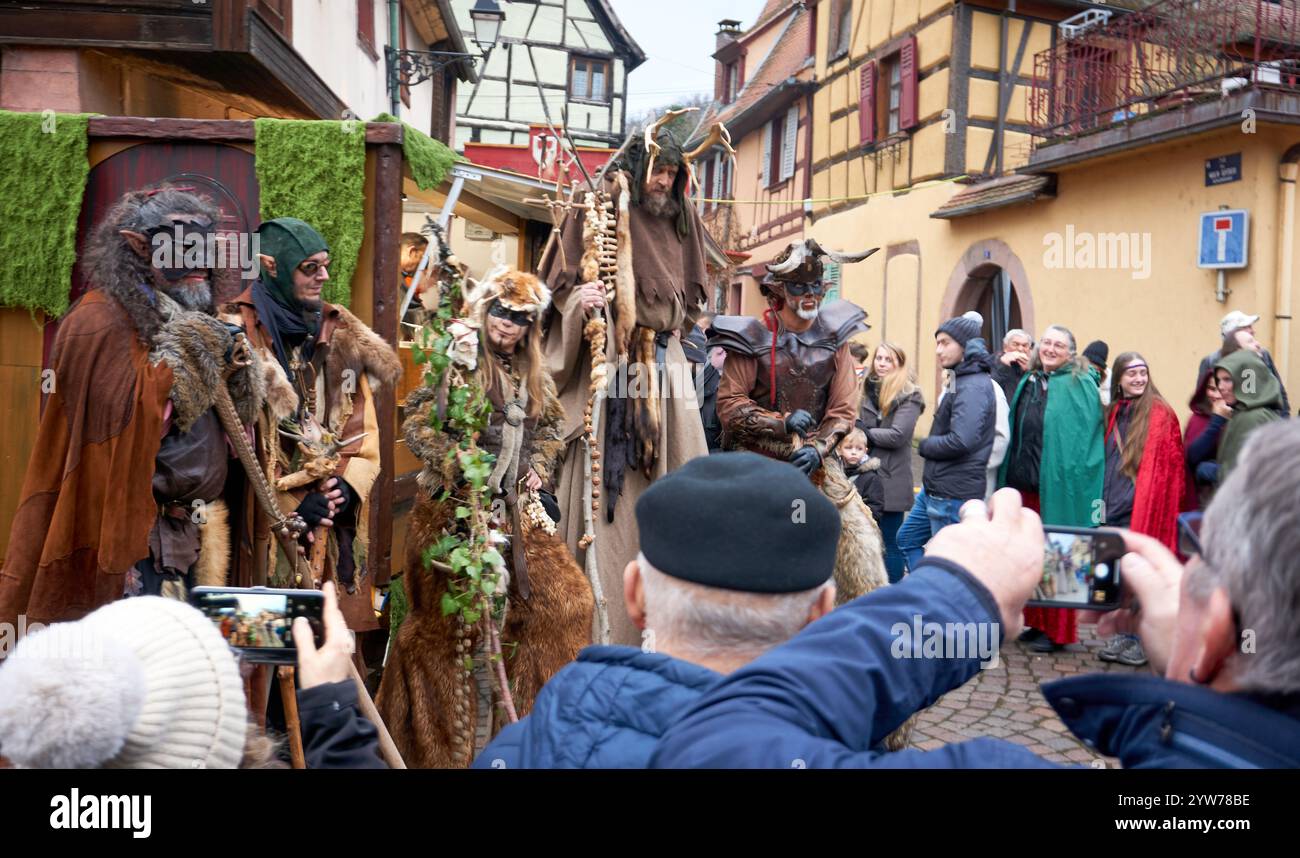 Ribeauville, Elsass, Frankreich - 08. Dezember 2024: Einheimische und Touristen genießen die Weihnachtszeit im historischen Viertel Ribeauville, Elsass, Franc Stockfoto