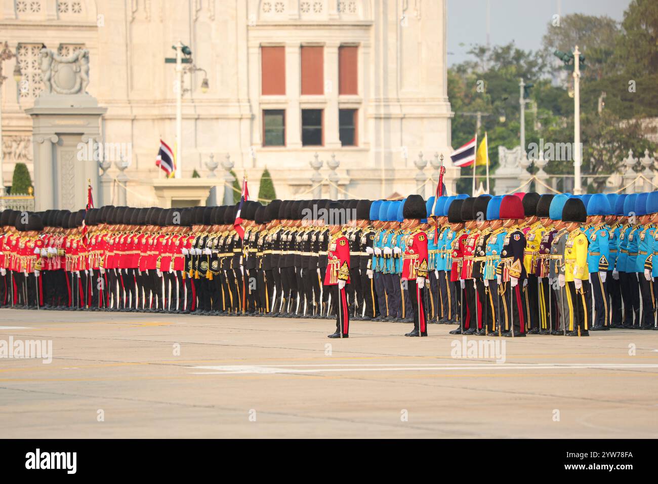 Bangkok, Thailand. Dezember 2024. Seine Majestät König Maha Vajiralongkorn Bodindradebayavarangkun leitete die Parade und Eid-Ablegung der Kaisergarde anlässlich des 6. Jahrestages seiner Majestät des Königs am 28. Juli 2024. An der Zeremonie nahmen Mitglieder der Königlichen Familie, des Geheimrats, des Premierministers, des Kabinetts, der hochrangigen Militärs, Botschafter und stellvertretende Militärattachés aus allen Ländern am Royal Plaza auf dem Gelände des Dusit Palace. Bei dieser Gelegenheit führte General Ihre Majestät Königin Suthida Bajrasudhabimalakshana die Parade an Stockfoto