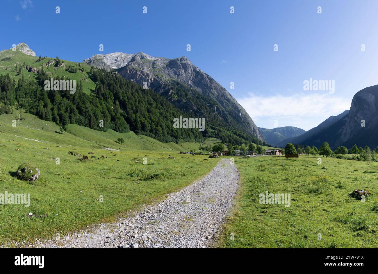 Die Gipfel des Karwendelgebirges im Morgenlicht - eng hoch mit dem Gamsjoch - große Ahornboden walley. Stockfoto