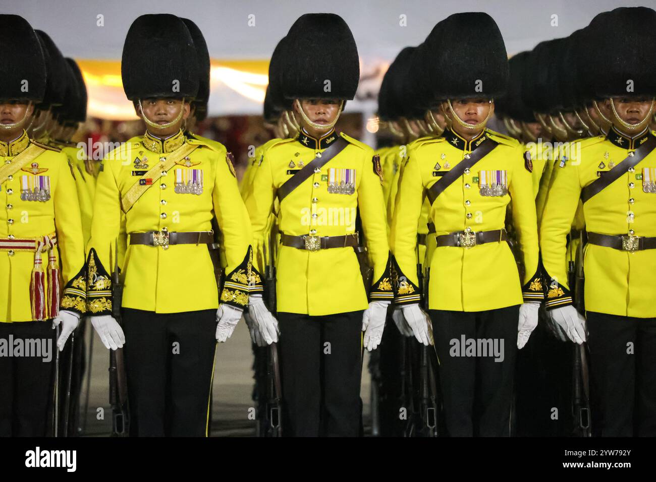 Bangkok, Thailand. Dezember 2024. Seine Majestät König Maha Vajiralongkorn Bodindradebayavarangkun leitete die Parade und Eid-Ablegung der Kaisergarde anlässlich des 6. Jahrestages seiner Majestät des Königs am 28. Juli 2024. An der Zeremonie nahmen Mitglieder der Königlichen Familie, des Geheimrats, des Premierministers, des Kabinetts, der hochrangigen Militärs, Botschafter und stellvertretende Militärattachés aus allen Ländern am Royal Plaza auf dem Gelände des Dusit Palace. Bei dieser Gelegenheit führte General Ihre Majestät Königin Suthida Bajrasudhabimalakshana die Parade an Stockfoto