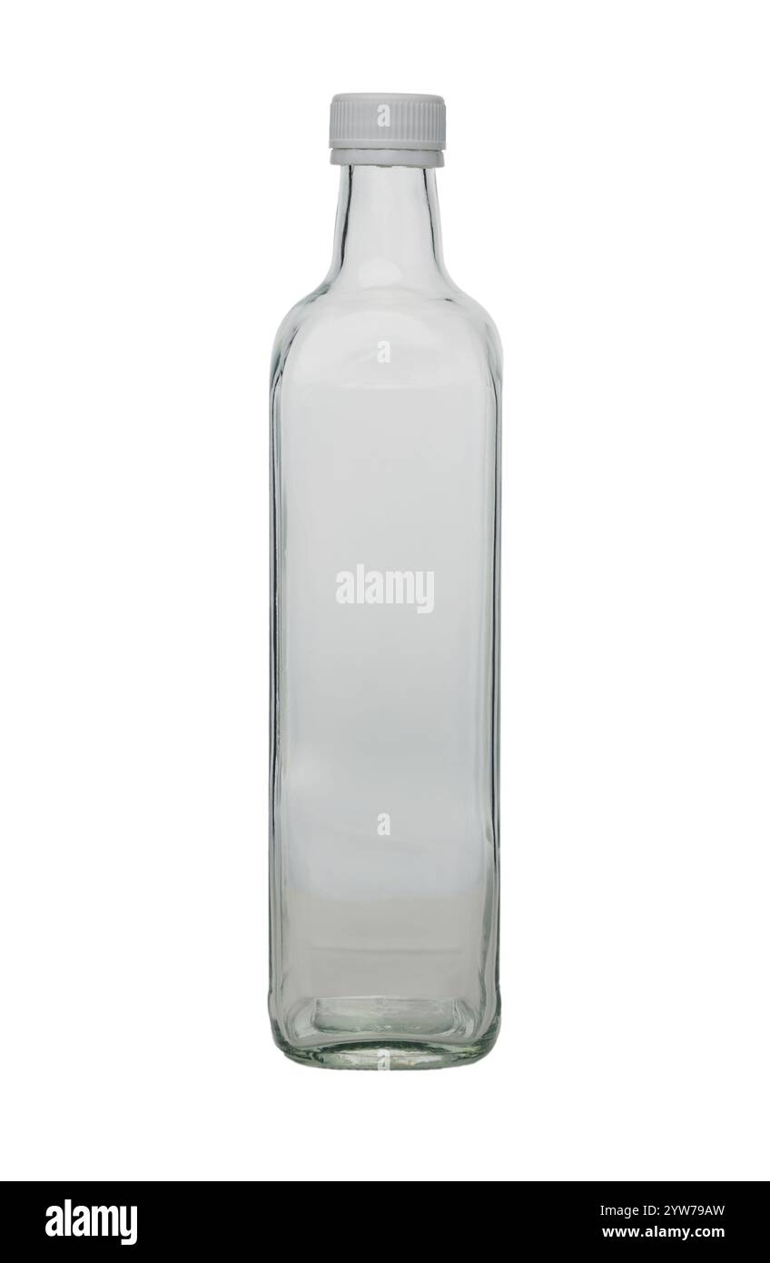 Eine schlanke, transparente Glasflasche steht stolz und verkörpert stilvollen Minimalismus, perfekt für verschiedene Anwendungen und Ästhetik. Stockfoto