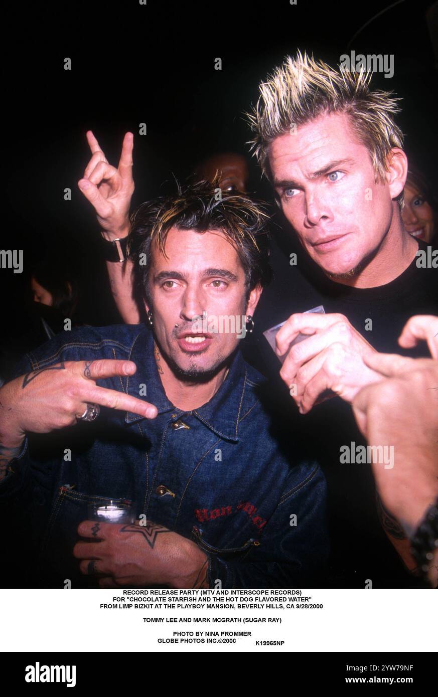 1. JANUAR 2011 - PLATTENFREIGABE (MTV UND INTERSCOPE RECORDS). FÜR „SCHOKOLADEN-SEESTERNE UND WASSER MIT HOT DOG-GESCHMACK“. VON LIMP BIZKIT IM PLAYBOY MANSION, BEVERLY HILLS, CA 28/2000 ..TOMMY LEE UND MARK MCGRATH (SUGAR RAY). (Kreditbild: © Nina Prommer/ZUMA Press Wire) NUR REDAKTIONELLE VERWENDUNG! Nicht für kommerzielle ZWECKE! Stockfoto