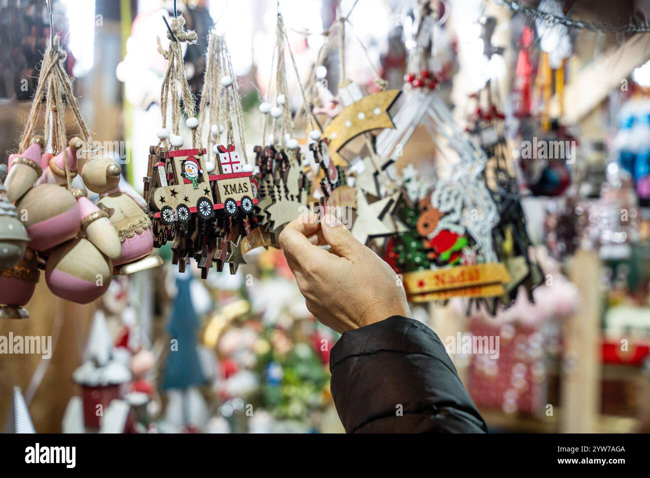 Barcelona, Barcelona, Spanien. Dezember 2024. Besucher nutzen die Gelegenheit, Weihnachtsdekorationen in der traditionellen Fira de Santa Llucia vor der Kathedrale von Barcelona zu besuchen und zu kaufen. (Kreditbild: © Marc Asensio Clupes/ZUMA Press Wire) NUR REDAKTIONELLE VERWENDUNG! Nicht für kommerzielle ZWECKE! Stockfoto