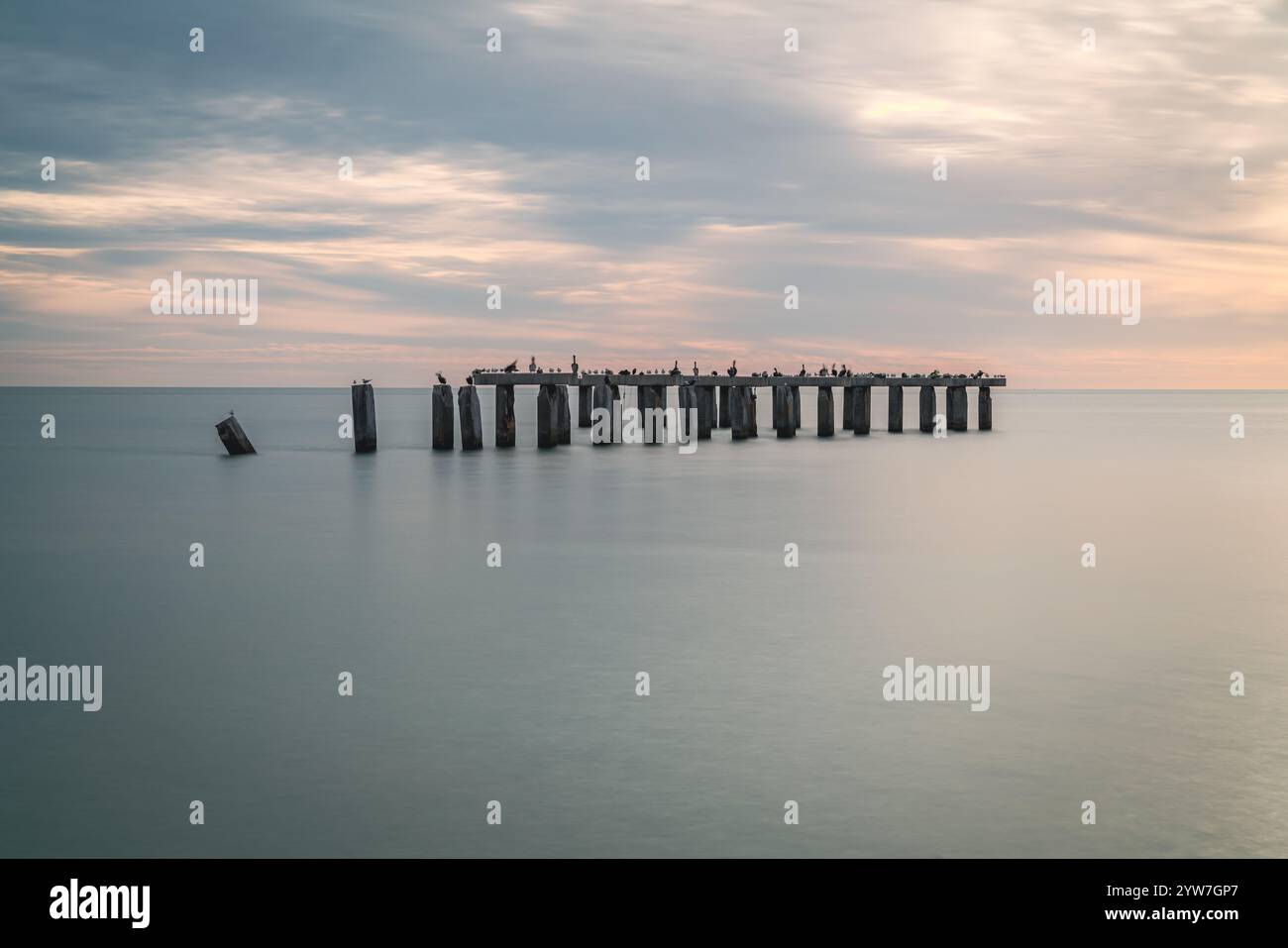 Malerischer Sonnenuntergang über den Überresten eines Piers in Boca Grande, Florida. Langbelichtungsbild Stockfoto