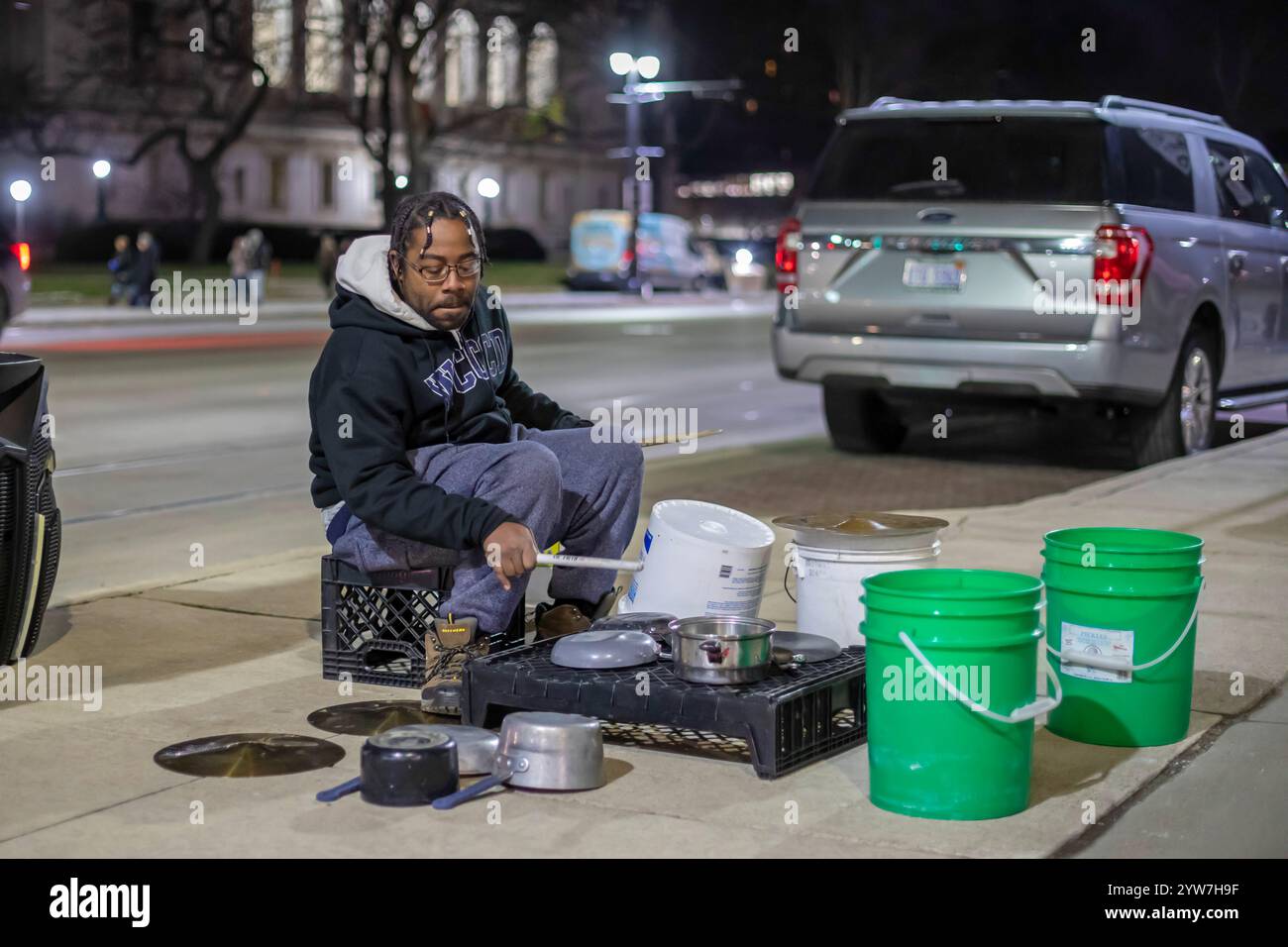 Detroit, Michigan: Ein Straßenmusiker spielt in der Noel Night auf seinen Töpfen und Pfannen. Die jährliche Veranstaltung zu Beginn der Feiertage in Detroit Stockfoto