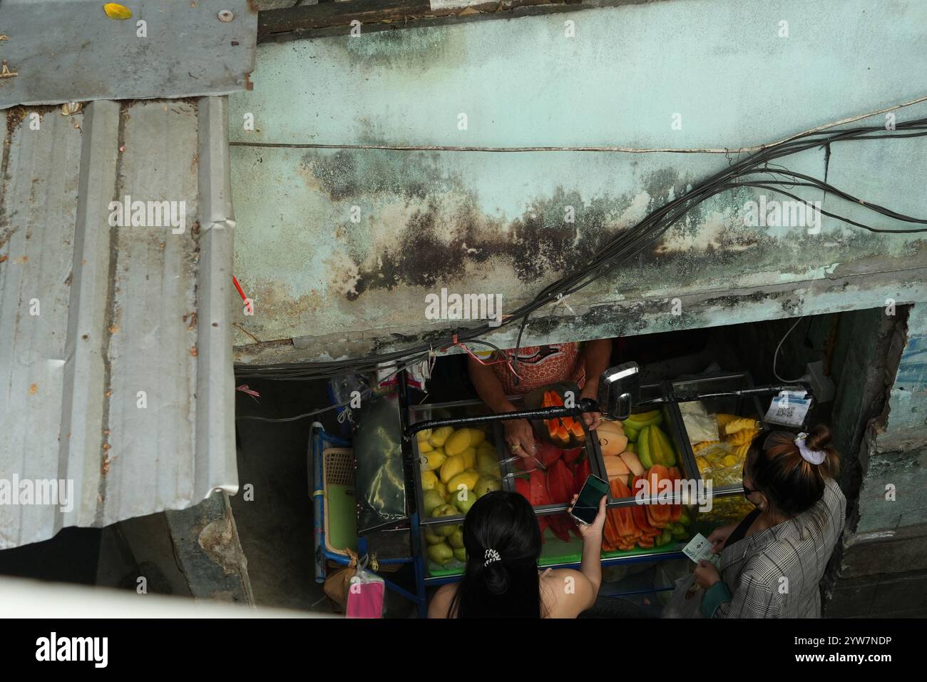 Bangkok, Thailand - 26. November 2024: Blick von oben auf einen thailändischen Obst Street Food Verkäufer in Bangkok, Thailand Stockfoto