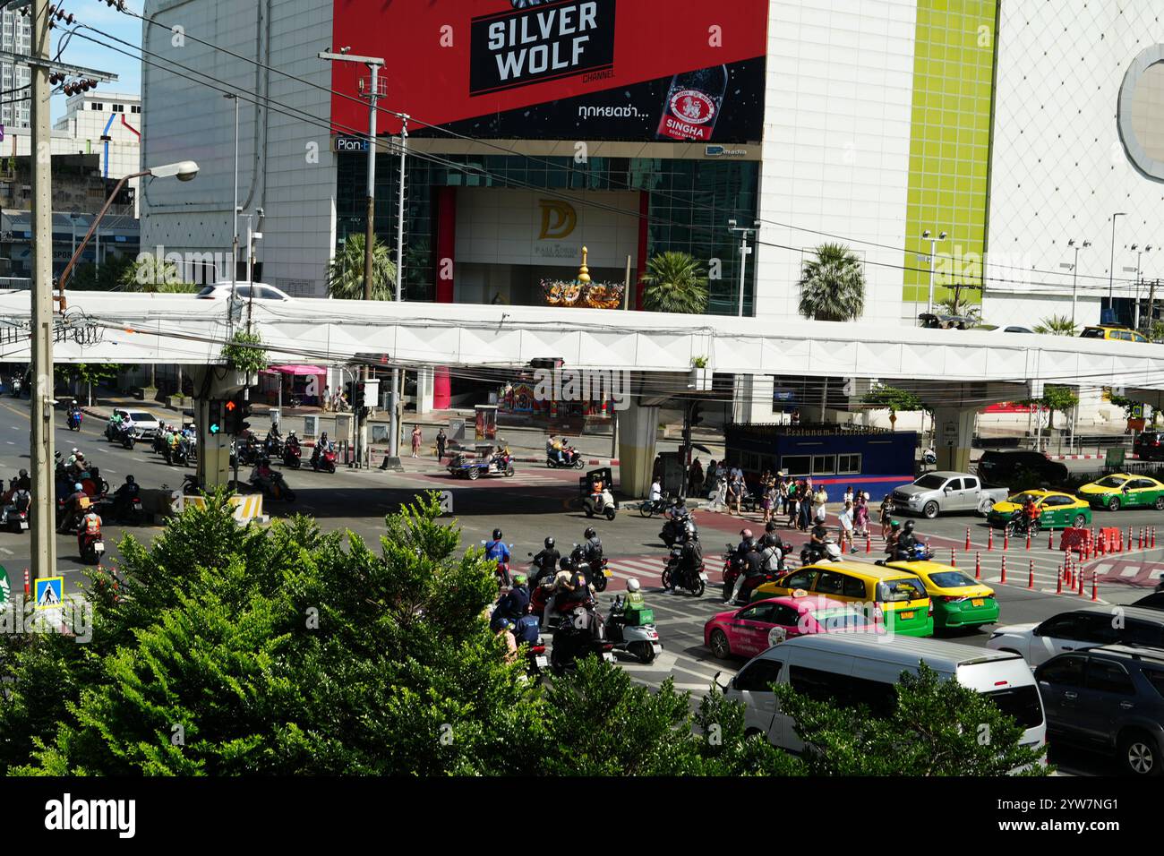 Bangkok, Thailand - 26. November 2024: Rush Hour-Verkehr in Bangkok, bekannt für Verkehrsstaus und die Regierung weitet den öffentlichen Nahverkehr auf alle aus Stockfoto