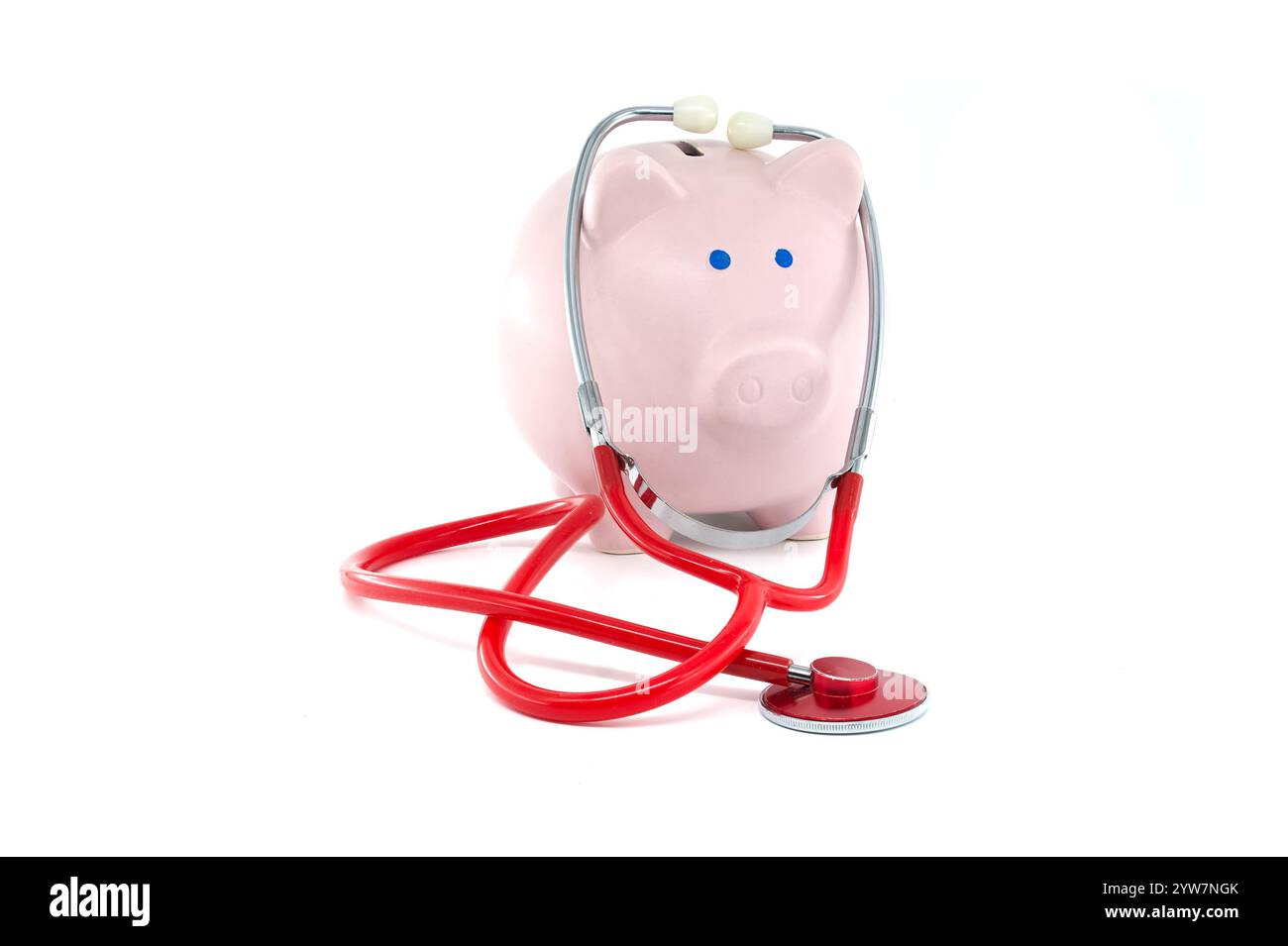 Eine Sparkasse mit Stethoskop, die den Zusammenhang zwischen finanzieller Gesundheit und Spargewohnheiten symbolisiert. Perfekt für Konzepte von Sparen, Wealth man Stockfoto