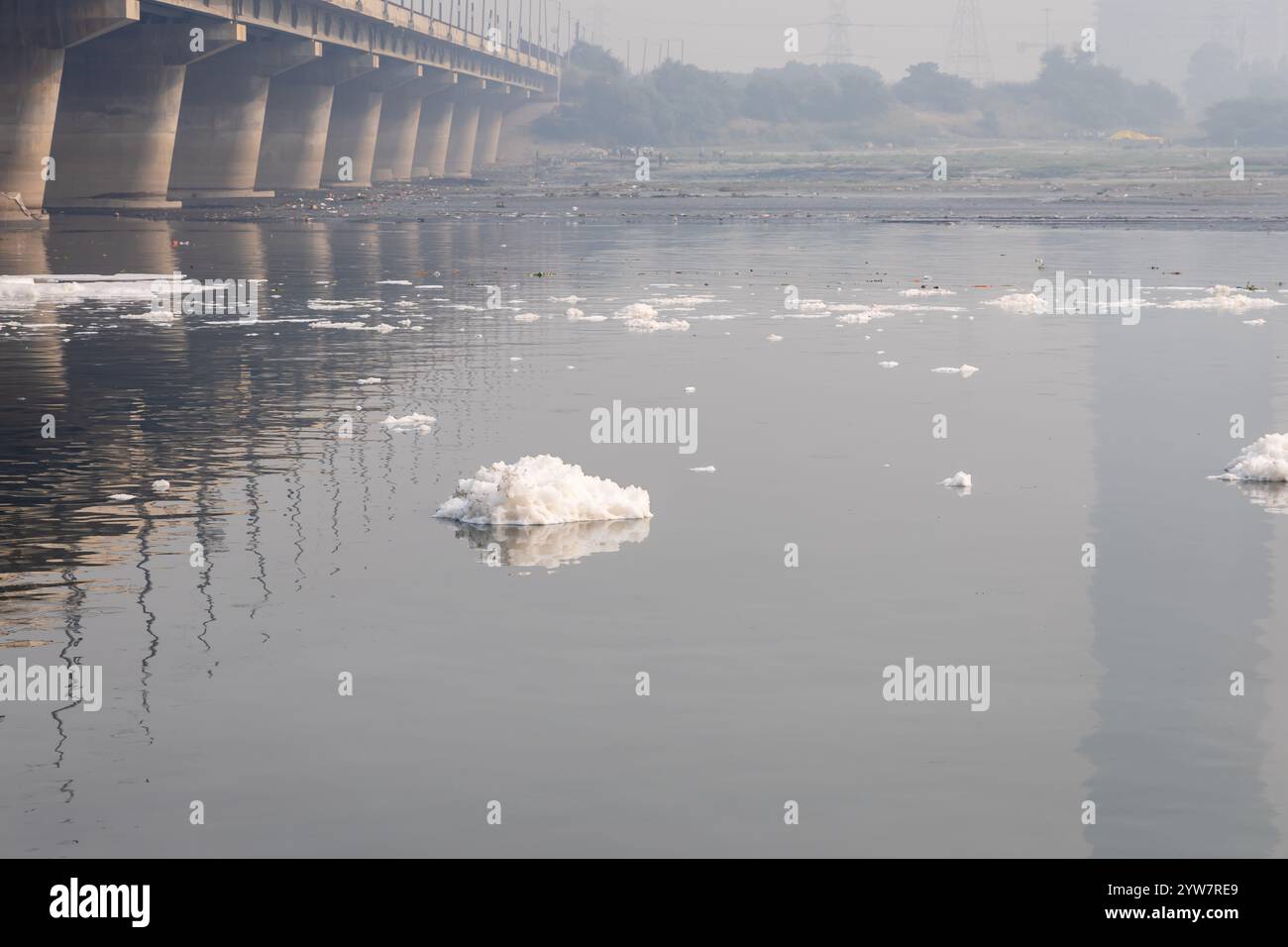 Giftiger Schaum von Industrie- und Haushaltsabwässern in kontaminierten Flüssen am Morgen wird in der yamuna Fluss Okhla Staumauer delhi indien aufgenommen. Stockfoto