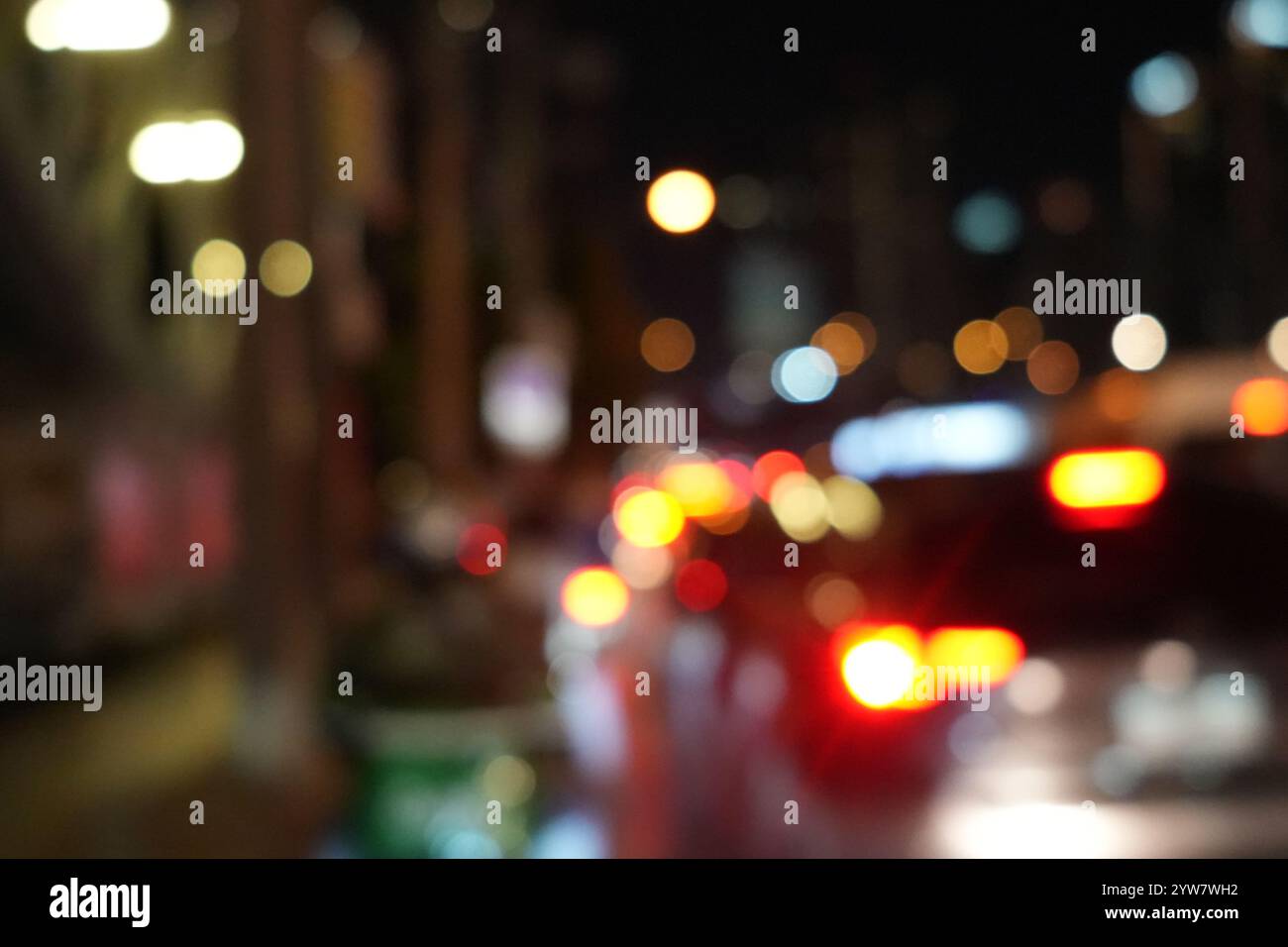 Verschwommenes Foto des Autos auf der Straße mit Bokeh-Hintergrund Stockfoto