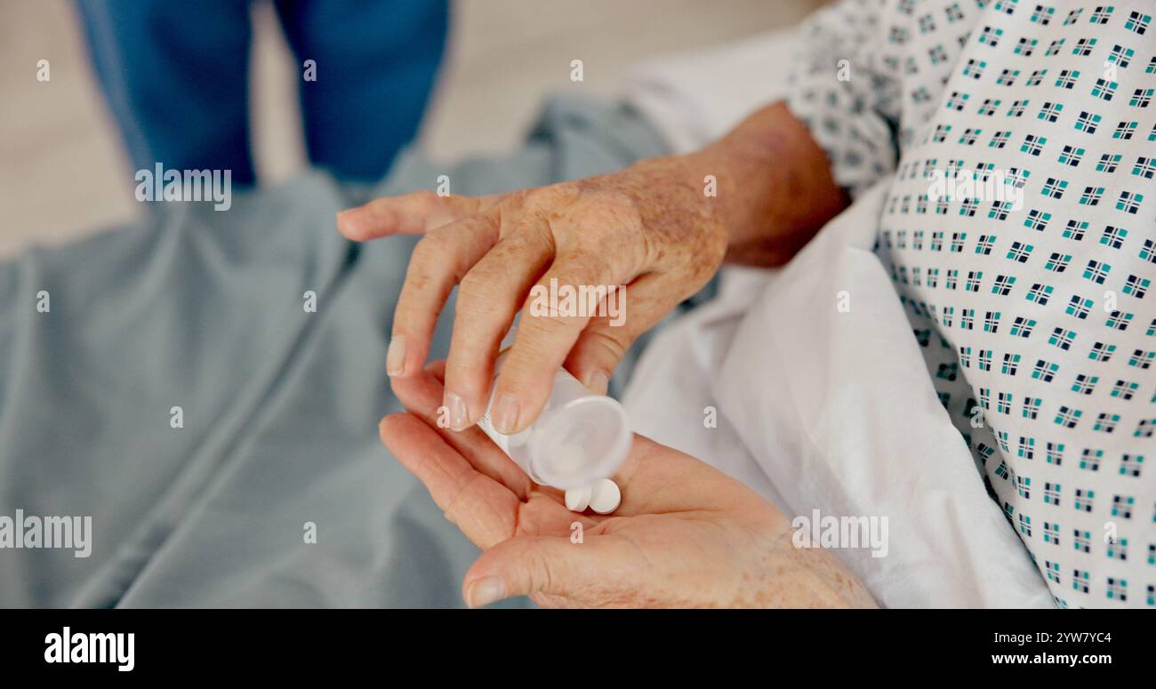 Senior Person, Hände oder Krankenschwester mit Pillen für Medikamente, Rezept oder medizinische Dosierung auf Krankenhausbett. Nahaufnahme, Patient oder Kunde mit Behälter oder Stockfoto
