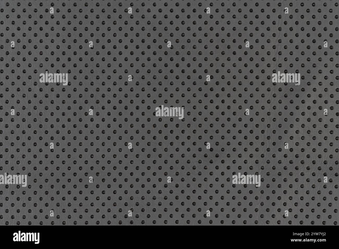 Schwarzes abstraktes mattes Material glatte Oberfläche mit kleinen Punkten und Löchern atmungsaktives Muster für den Hintergrund. Nahaufnahme von schwärzlicher Farbe Stockfoto