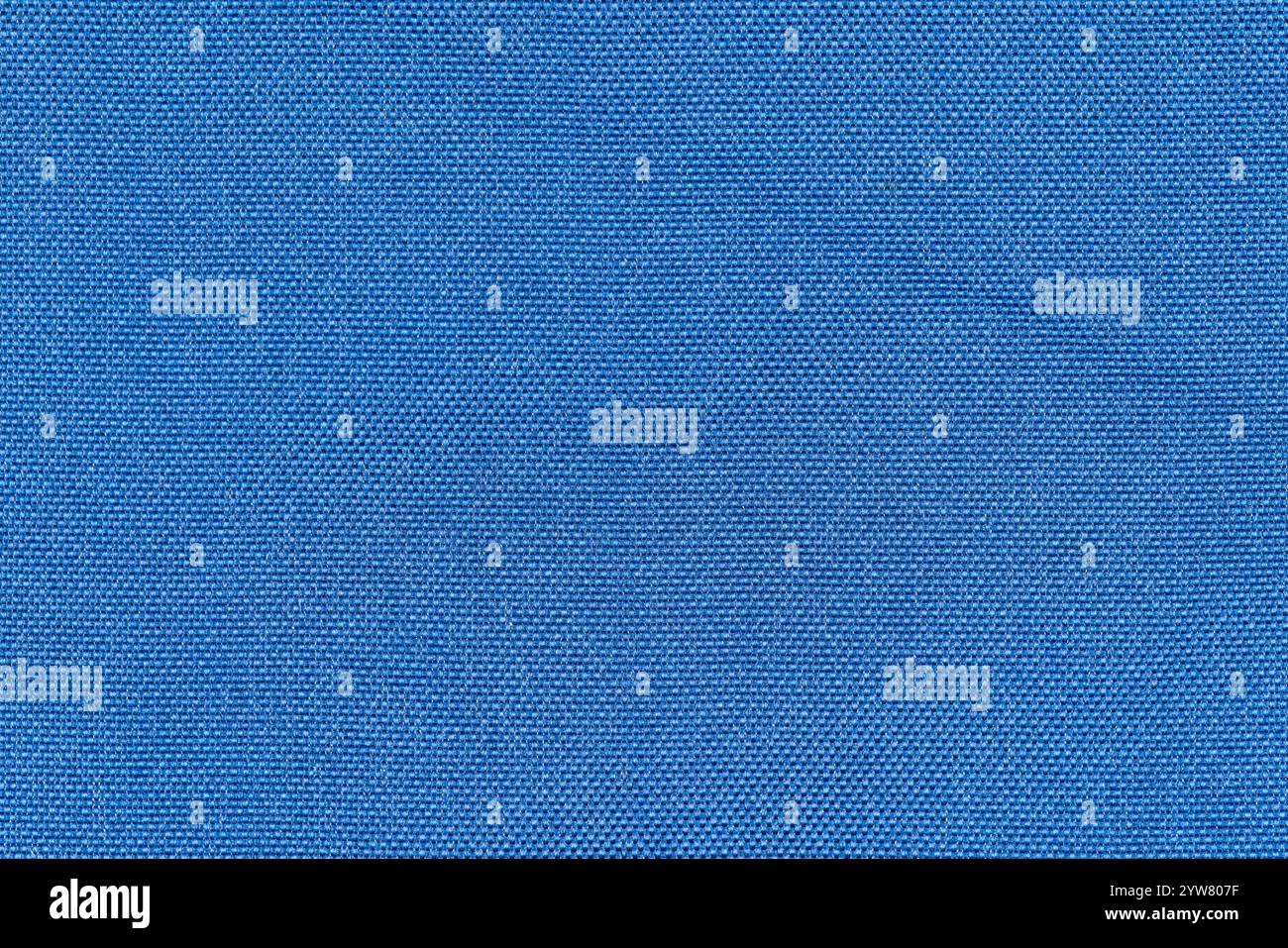 Blaue Farbe gewebtes abstraktes handgewebtes Stoffmuster für Hintergrund. Nahaufnahme von glattem, blauem Textilmaterial auf Oberflächenebene, farbige Textur des Hintergrundgewebes Stockfoto