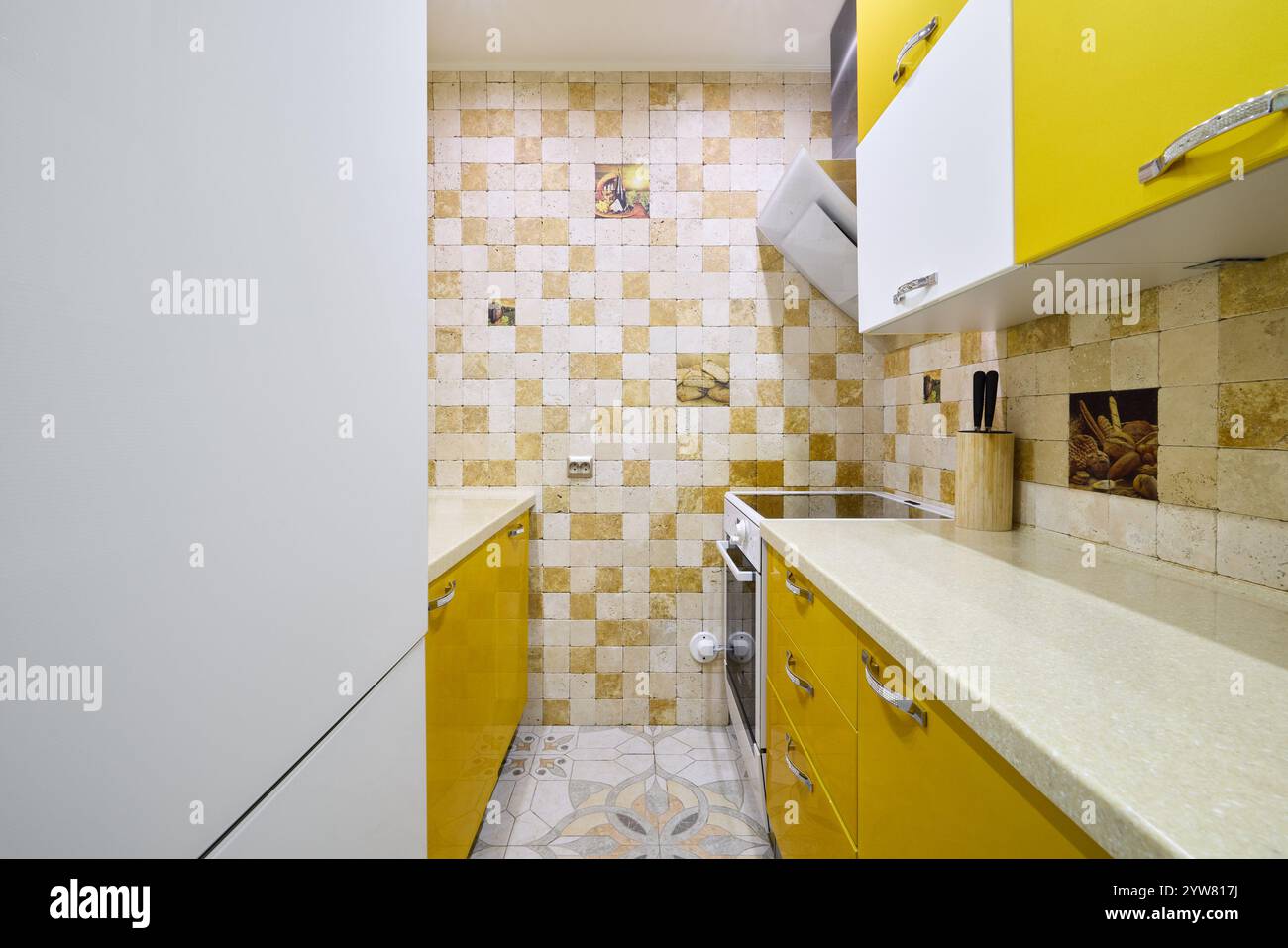 Eine moderne gelbe Küche mit stilvollem und zeitgenössischem Design Stockfoto