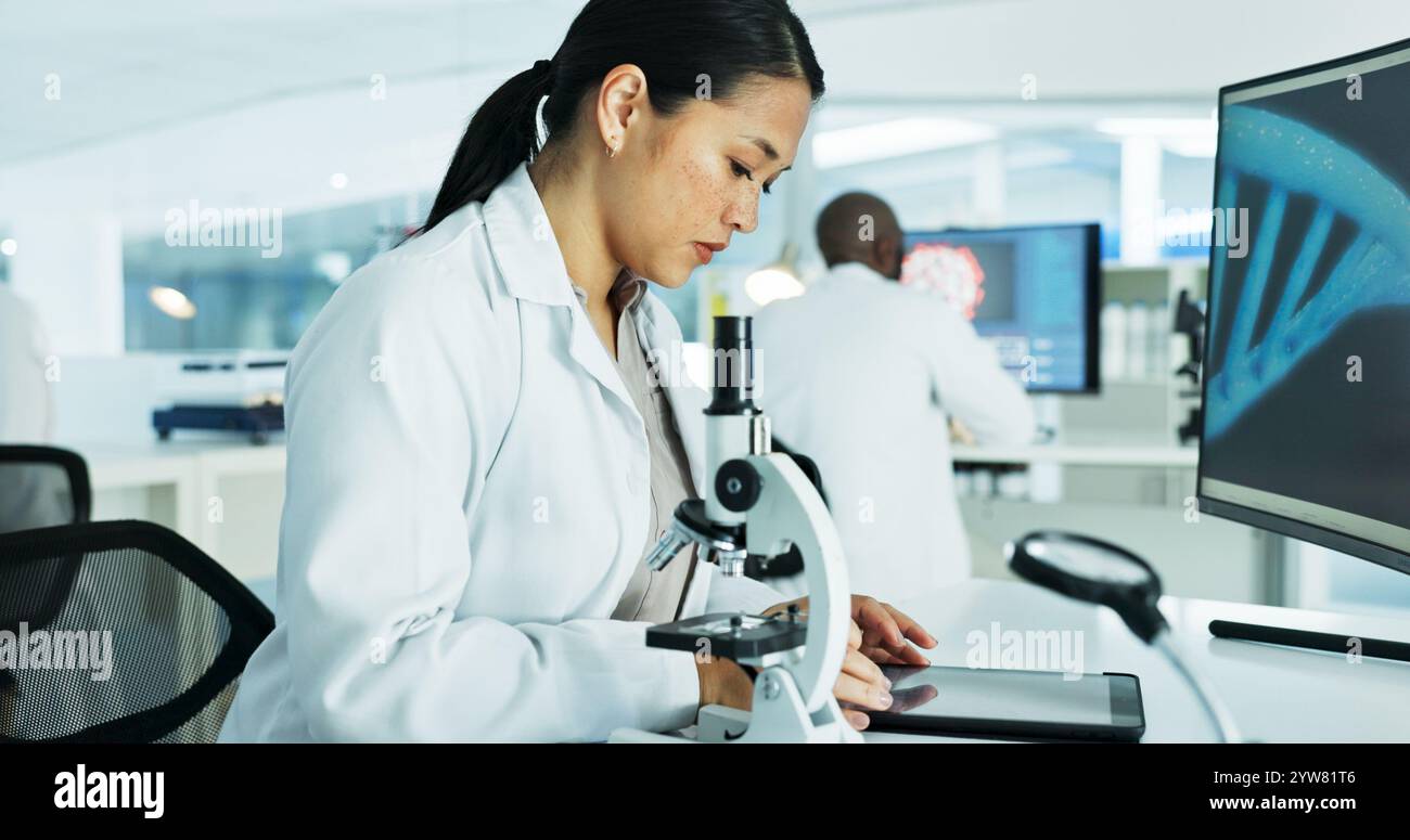 Wissenschaftlerin, Frau und Tablette im Labor für dna-Sequenz mit medizinischer Forschung, Test und Lösung bei Pharma Job. Person, Behälter und Flüssigkeit für Drogen Stockfoto