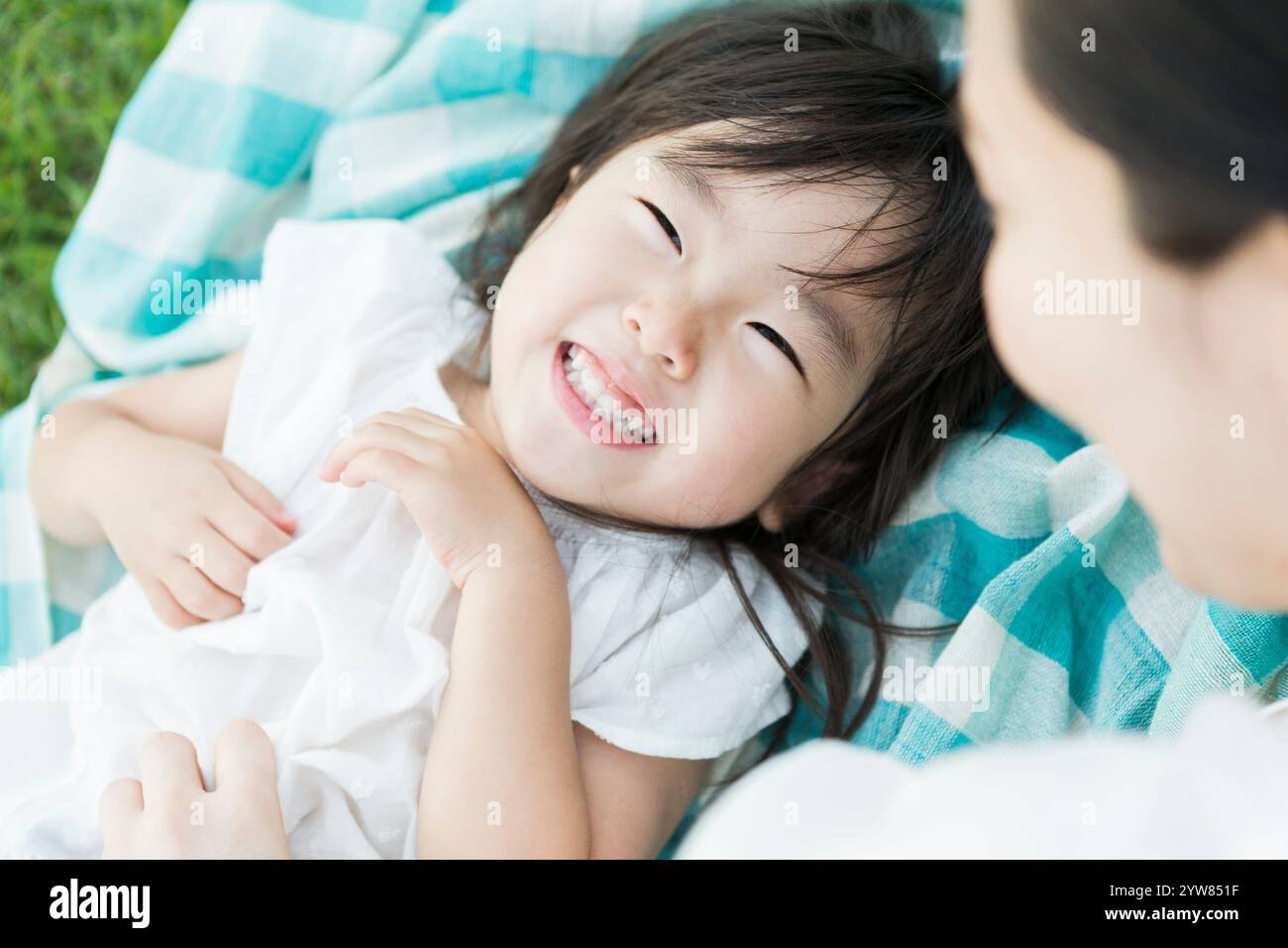 Eltern und Kinder spielen miteinander Stockfoto