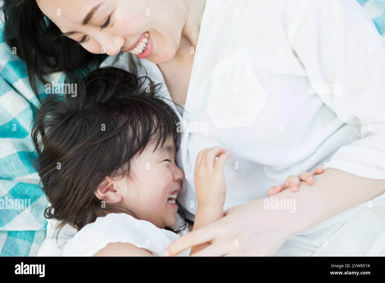 Eltern und Kinder spielen miteinander Stockfoto