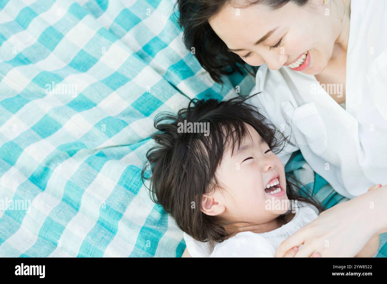 Eltern und Kinder spielen miteinander Stockfoto