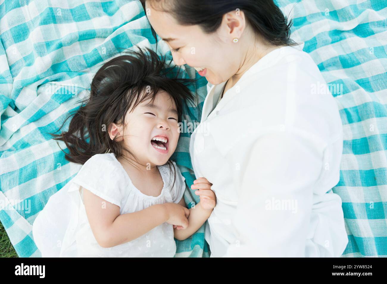 Eltern und Kinder spielen miteinander Stockfoto