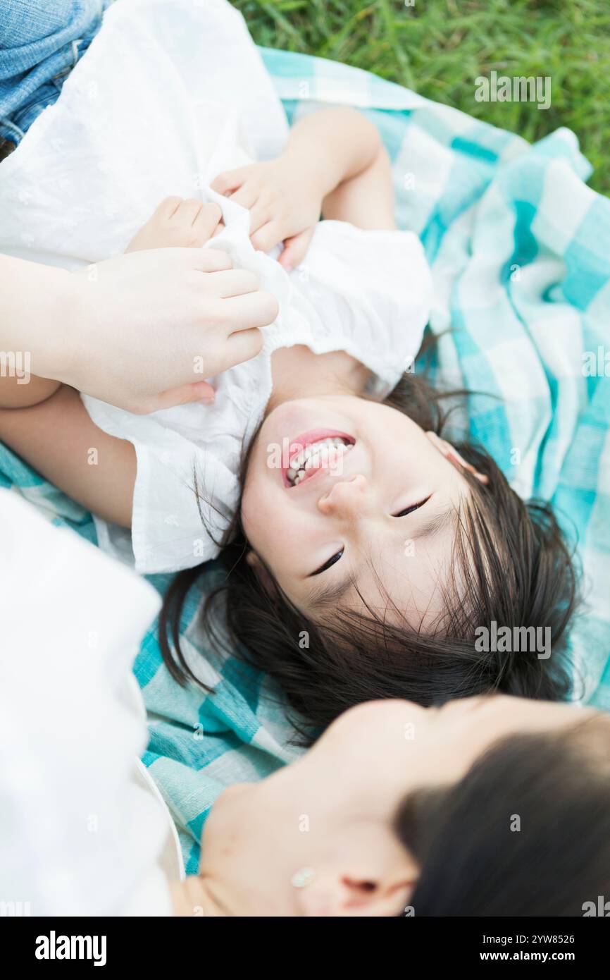 Eltern und Kinder spielen miteinander Stockfoto