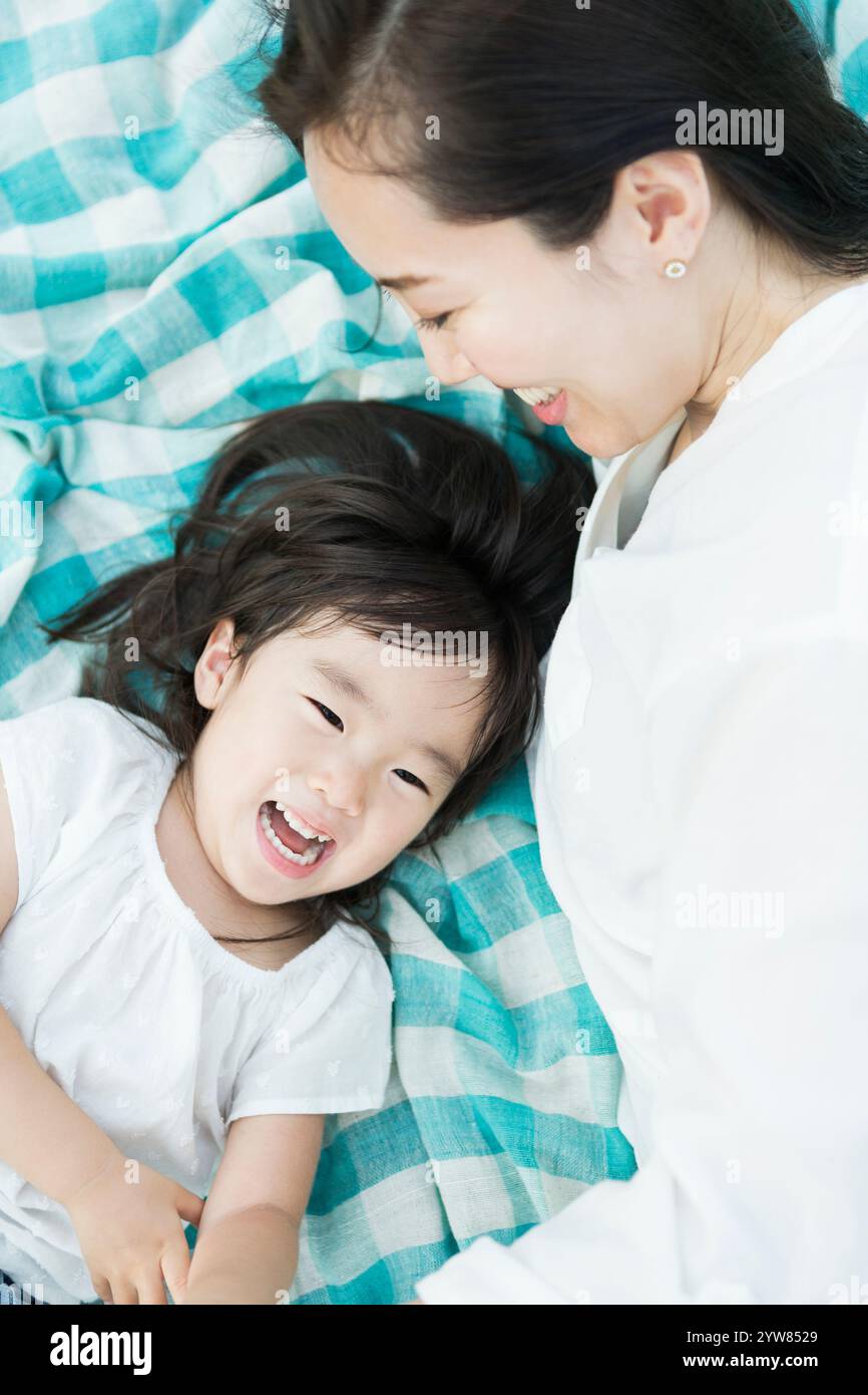 Eltern und Kinder spielen miteinander Stockfoto