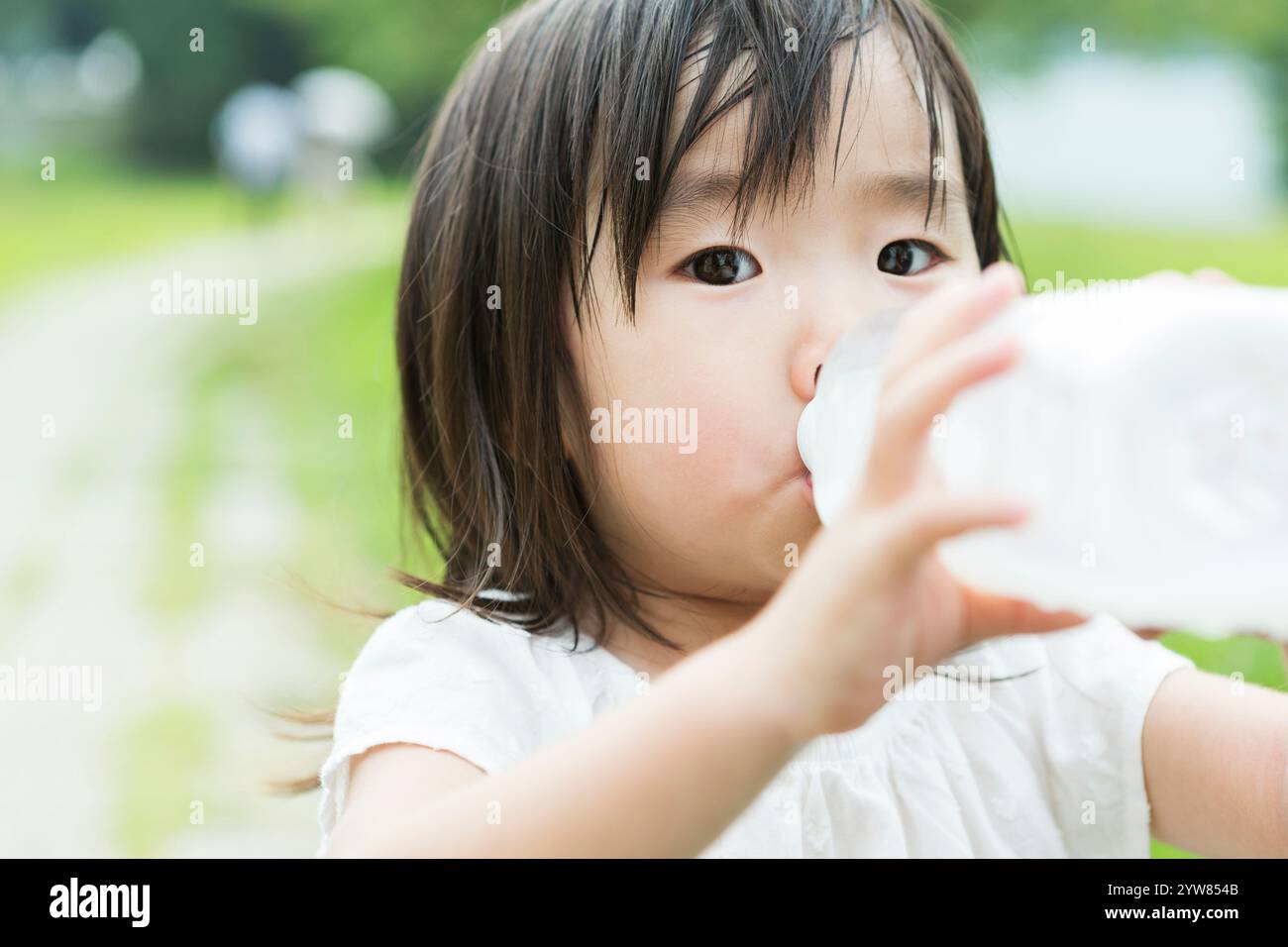 Porträt eines Mädchens, der Wasser trinkt Stockfoto