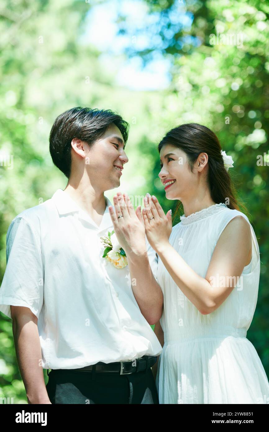 Hochzeitspaar Fingerringe Stockfoto