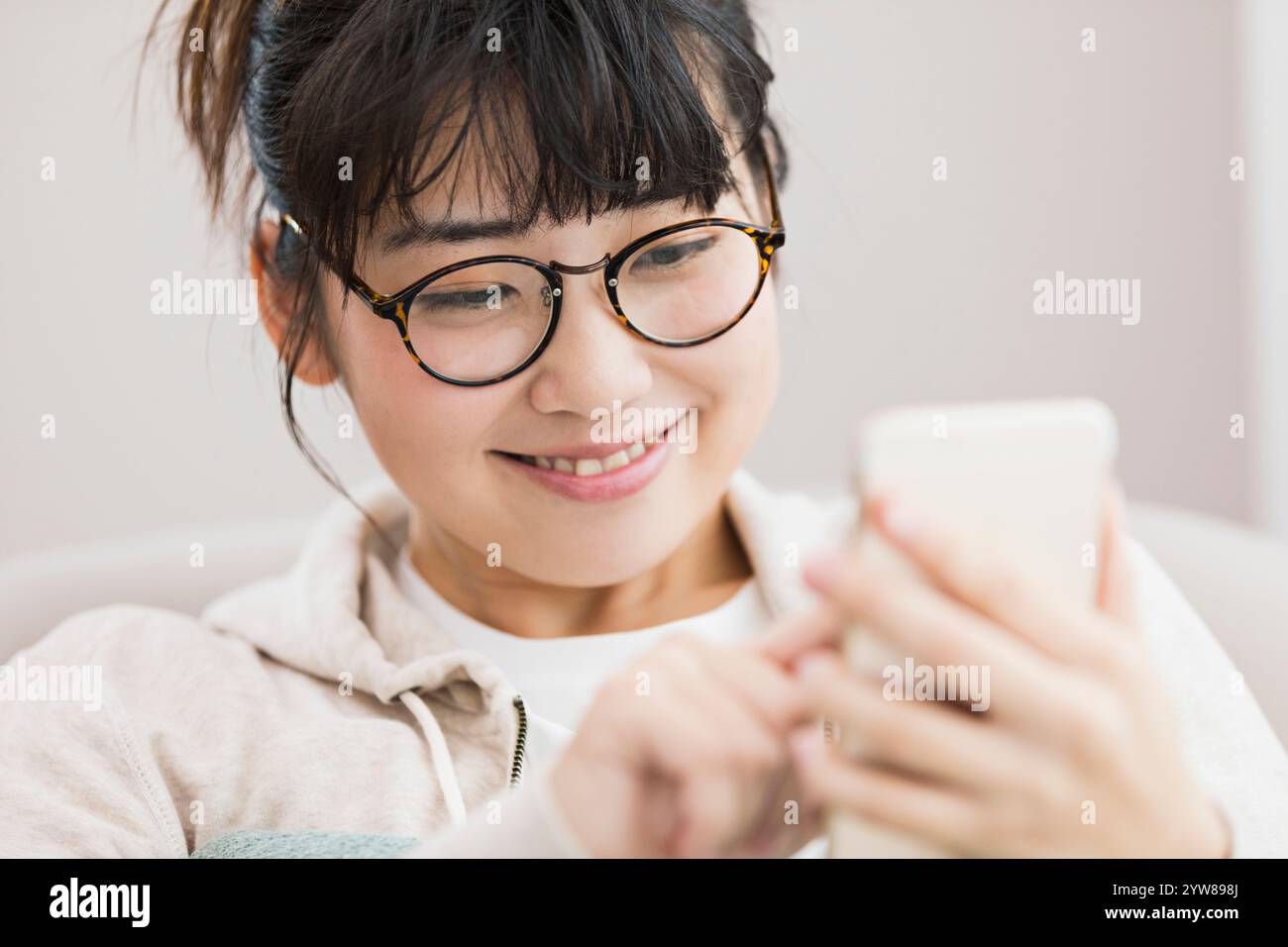 Smartphone-Bedienung für Frauen Stockfoto