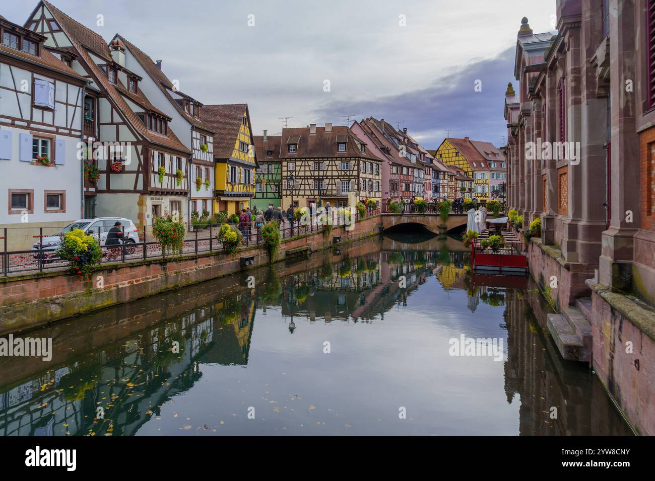 Colmar, Frankreich - 30. September 2024: Blick auf den Fluss La Lauch mit typischen Häusern, Einheimischen und Besuchern in der Altstadt von Colmar, Haut-Rhin, Frankreich Stockfoto